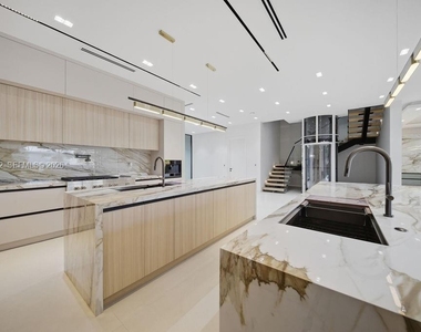 3318 Ne 16th Place - Photo Thumbnail 4