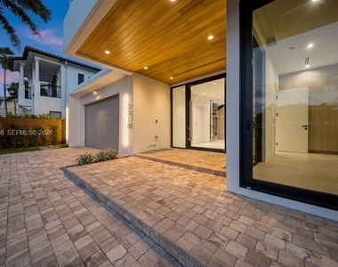3318 Ne 16th Place - Photo Thumbnail 1