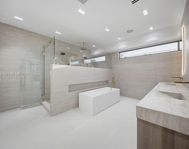 3318 Ne 16th Place - Photo Thumbnail 44