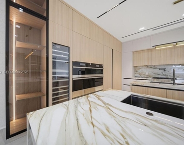 3318 Ne 16th Place - Photo Thumbnail 6