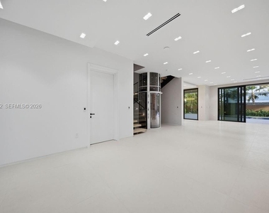 3318 Ne 16th Place - Photo Thumbnail 3