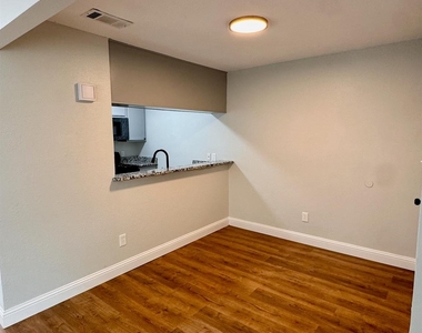 624 E 3rd Street - Photo Thumbnail 2