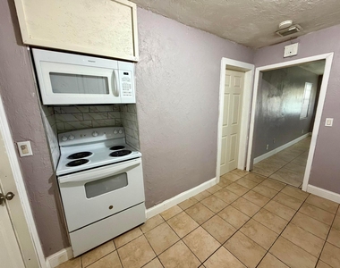 1061 W 4th Street - Photo Thumbnail 12