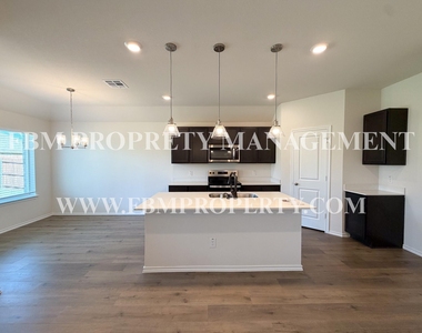 369 Thoroughbred Street - Photo Thumbnail 14