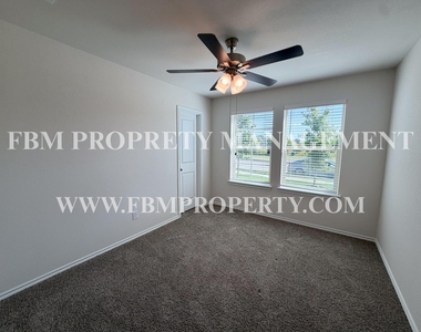 369 Thoroughbred Street - Photo Thumbnail 5
