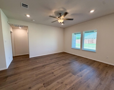 369 Thoroughbred Street - Photo Thumbnail 19