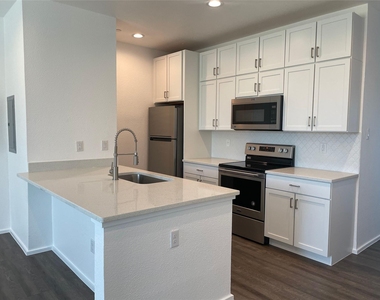 3275 Dallas Street - Photo Thumbnail 3