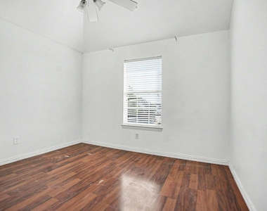 3023 Riverwood Lane - Photo Thumbnail 16