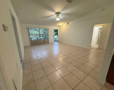 865 17th Lane Sw - Photo Thumbnail 4