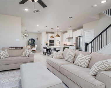 905 Carnation Drive - Photo Thumbnail 3