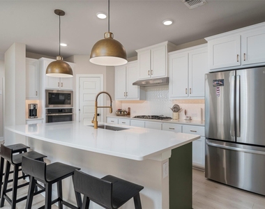 905 Carnation Drive - Photo Thumbnail 5