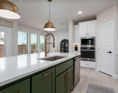 905 Carnation Drive - Photo Thumbnail 6
