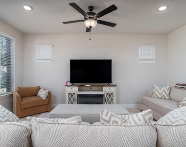 905 Carnation Drive - Photo Thumbnail 2