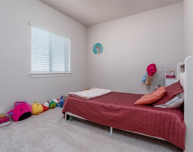 905 Carnation Drive - Photo Thumbnail 18