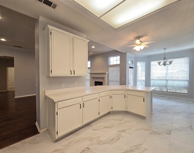 10512 Napa Valley Drive - Photo Thumbnail 7