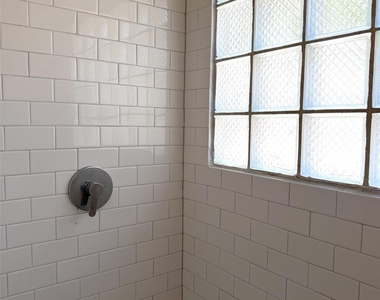 912 Oakland Street - Photo Thumbnail 17