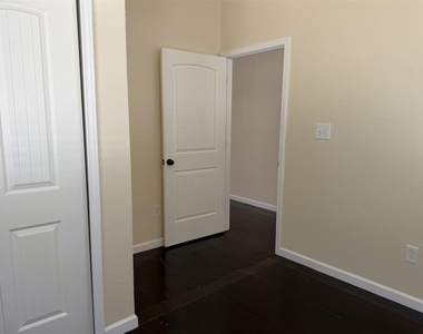 912 Oakland Street - Photo Thumbnail 14
