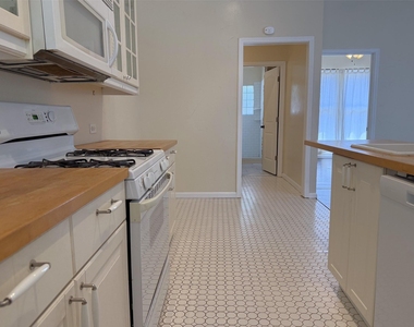 912 Oakland Street - Photo Thumbnail 10