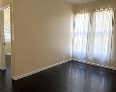 912 Oakland Street - Photo Thumbnail 5