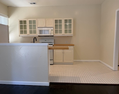 912 Oakland Street - Photo Thumbnail 8