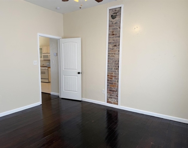 912 Oakland Street - Photo Thumbnail 12