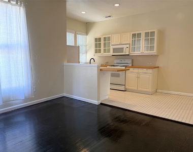 912 Oakland Street - Photo Thumbnail 7
