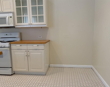 912 Oakland Street - Photo Thumbnail 9
