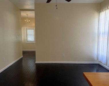 912 Oakland Street - Photo Thumbnail 4