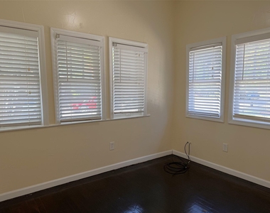 912 Oakland Street - Photo Thumbnail 15