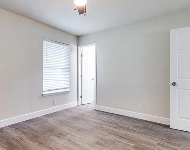 3709 Hilton Drive - Photo Thumbnail 10