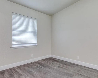3709 Hilton Drive - Photo Thumbnail 7