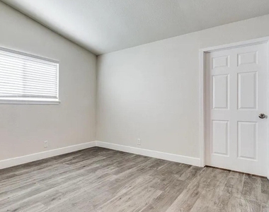 3709 Hilton Drive - Photo Thumbnail 16