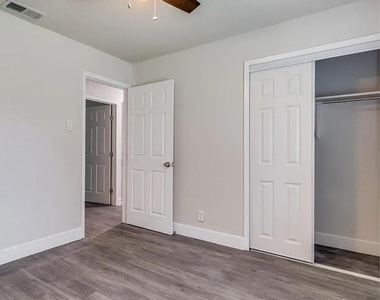 3709 Hilton Drive - Photo Thumbnail 9