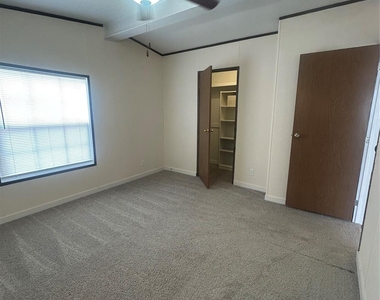 201 Lakeview Trail - Photo Thumbnail 7