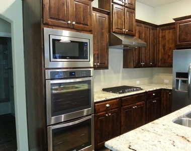 704 Wiltshire Boulevard - Photo Thumbnail 2