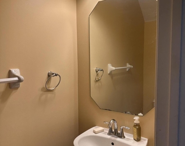 3016 Nw 30th Avenue - Photo Thumbnail 2