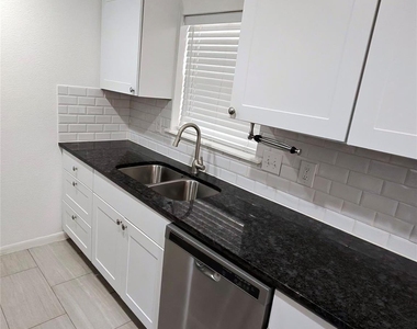 3241 S Edgefield Avenue - Photo Thumbnail 13