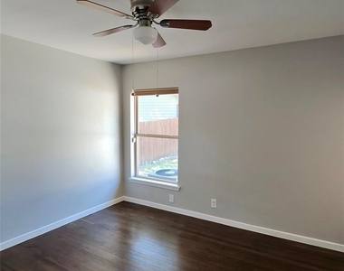 3241 S Edgefield Avenue - Photo Thumbnail 9