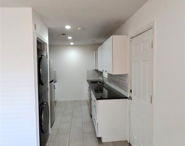 3241 S Edgefield Avenue - Photo Thumbnail 6