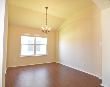 714 Bastrop Drive - Photo Thumbnail 3