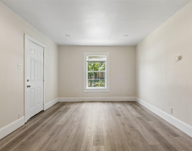 113 W Avenue E - Photo Thumbnail 3