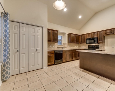 1208 Villa Paloma Boulevard - Photo Thumbnail 12
