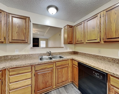 1112 Colony Street - Photo Thumbnail 4