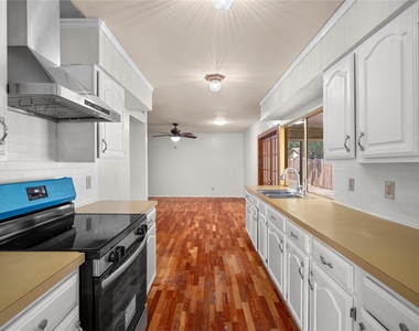 2801 Clover Valley Drive - Photo Thumbnail 4