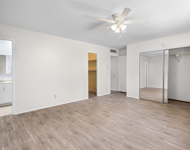 2801 Clover Valley Drive - Photo Thumbnail 12