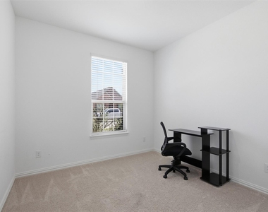 1121 Western Yarrow Avenue - Photo Thumbnail 4