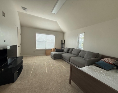 7704 Val Verde Drive - Photo Thumbnail 13