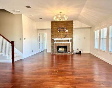 7704 Val Verde Drive - Photo Thumbnail 3