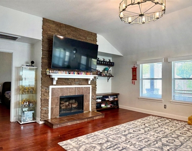 7704 Val Verde Drive - Photo Thumbnail 4