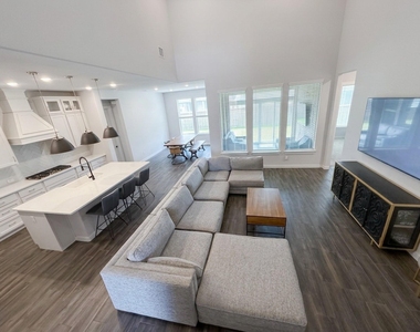 1708 Birch Street - Photo Thumbnail 7